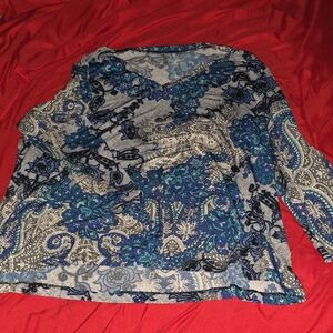 White Stag Stretchy Blue Paisley Floral V-Neck 3/4 Sleeve Top